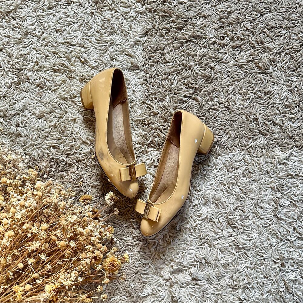 Salvatore Ferragamo Vara Patent Beige Leather Low Heel Pump Italy Women’s Sz 5